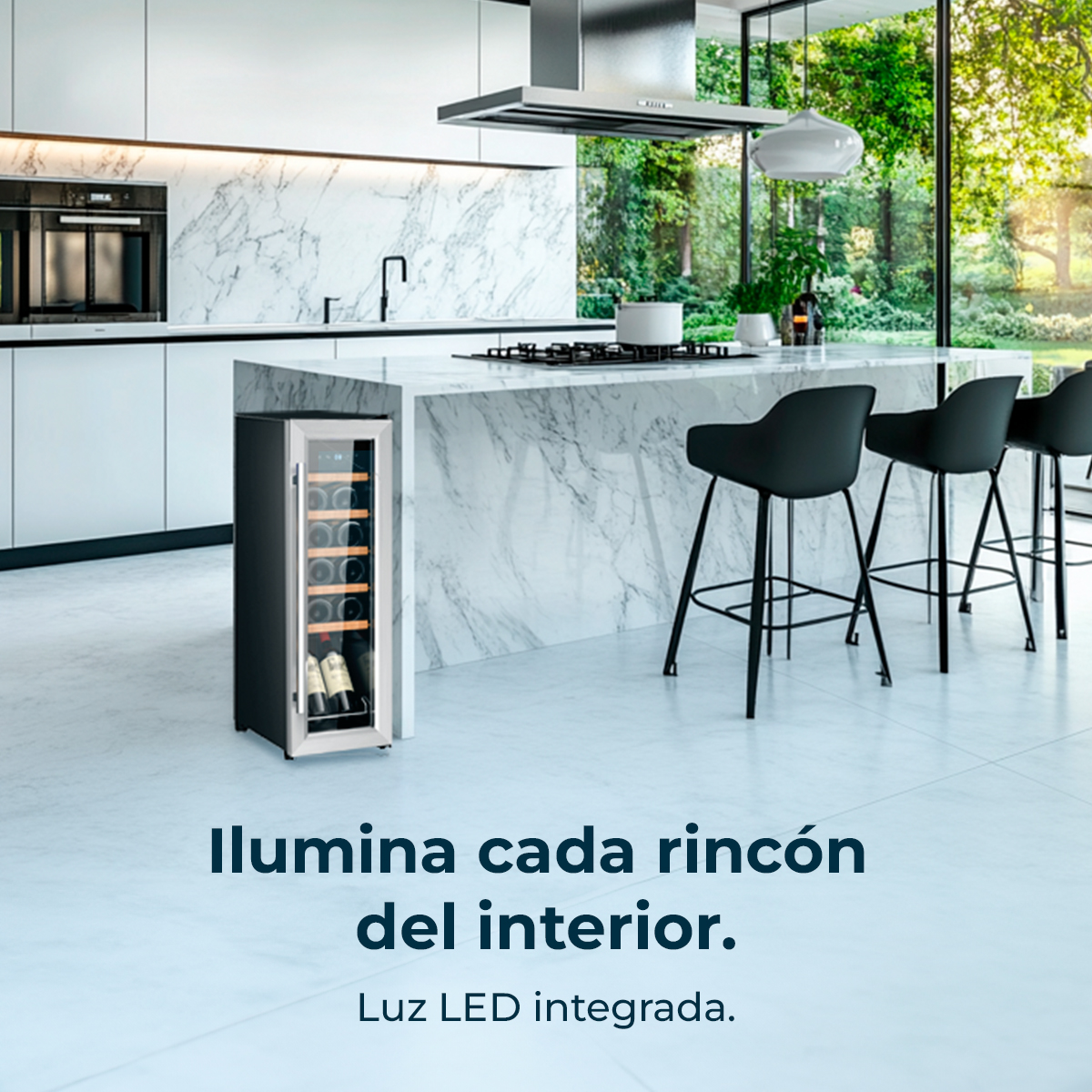Cucina moderna con cantinetta. Isola in marmo con sgabelli. Grandi finestre con vista esterna e testo in basso.