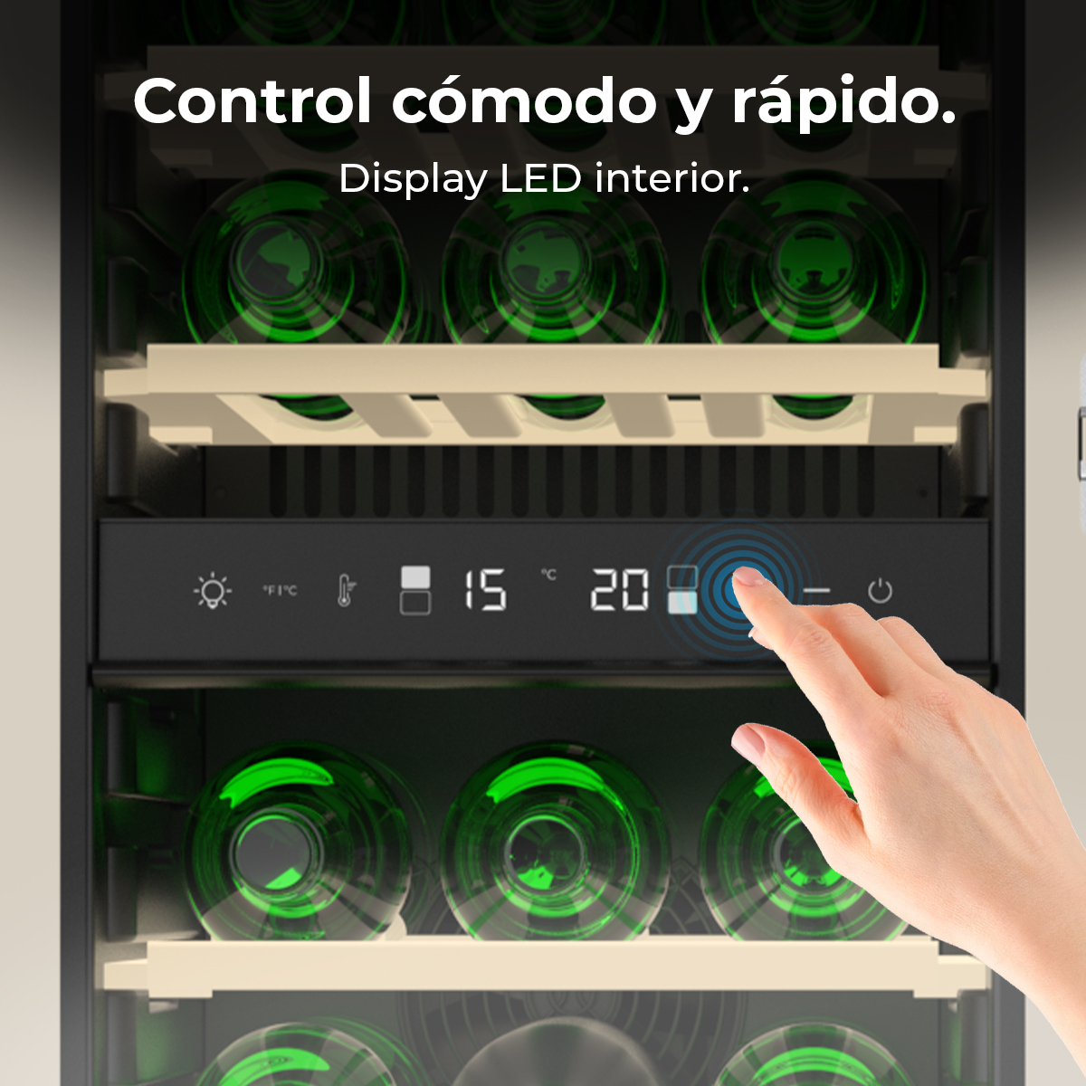 Una mano tocca il pannello di controllo di una cantinetta, impostando la temperatura. All'interno sono visibili bottiglie illuminate di verde. Testo: 'Control cómodo y rápido'.