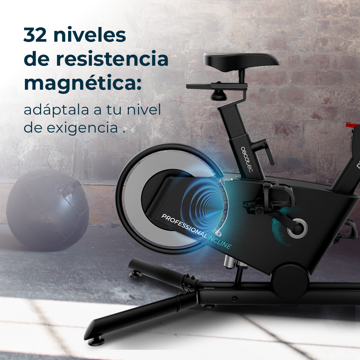 Czarny rower treningowy z szarą piłką lekarską. Tekst mówi '32 poziomy oporu magnetycznego'. Rower stoi na szarej podłodze.