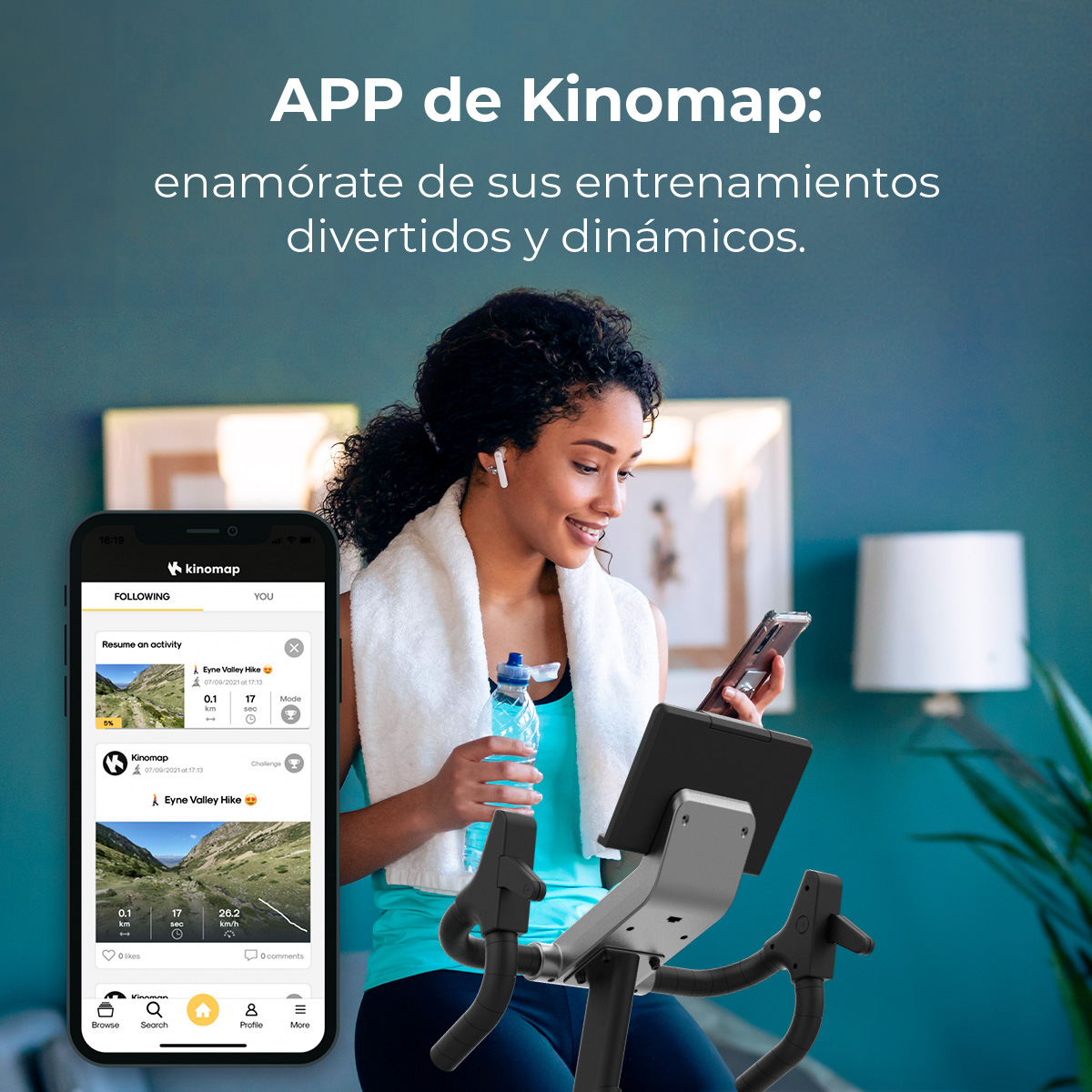 Kobieta na rowerze stacjonarnym używa telefonu i tabletu. U góry: 'APP de Kinomap'. Trzyma wodę i ma ręcznik.