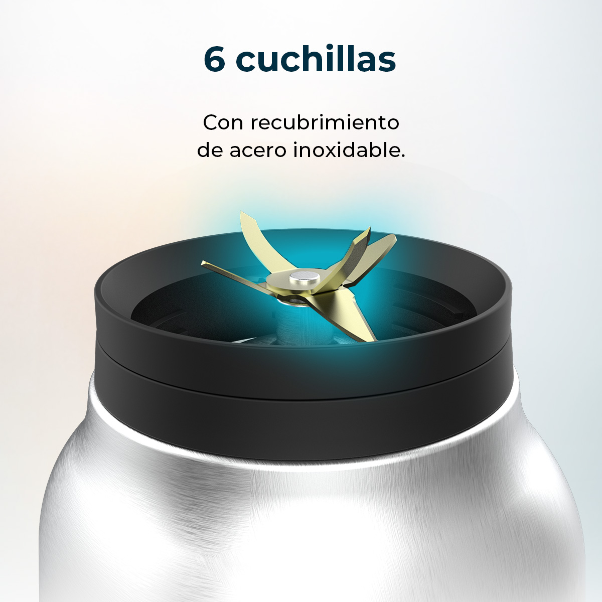 Primer plano de una licuadora. Se ven seis cuchillas de acero inoxidable, encerradas en un cuerpo negro y plateado con texto arriba.