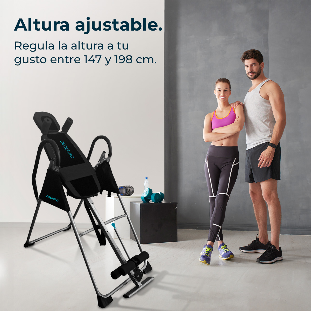 Mężczyzna i kobieta stoją obok stołu inwersyjnego. Tekst: regulowana wysokość, regulowana w zakresie 147-198 cm.