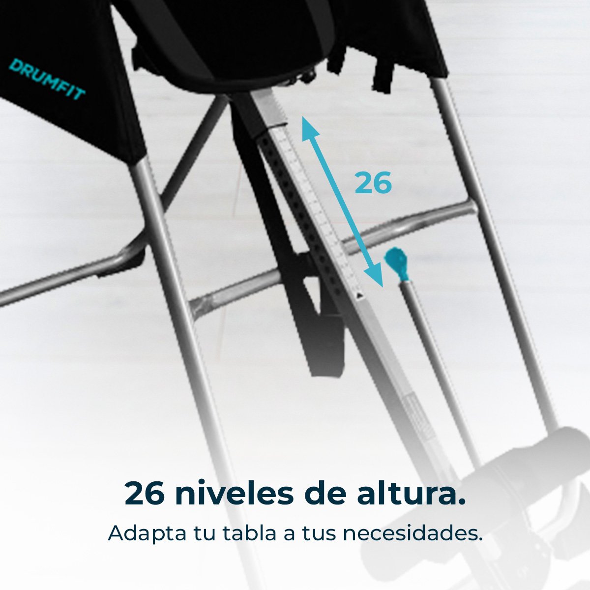 Stół inwersyjny z 26 poziomami wysokości. Strzałka wskazuje obszar regulacji. Tekst: 26 niveles de altura. Adapta tu tabla a tus necesidades.