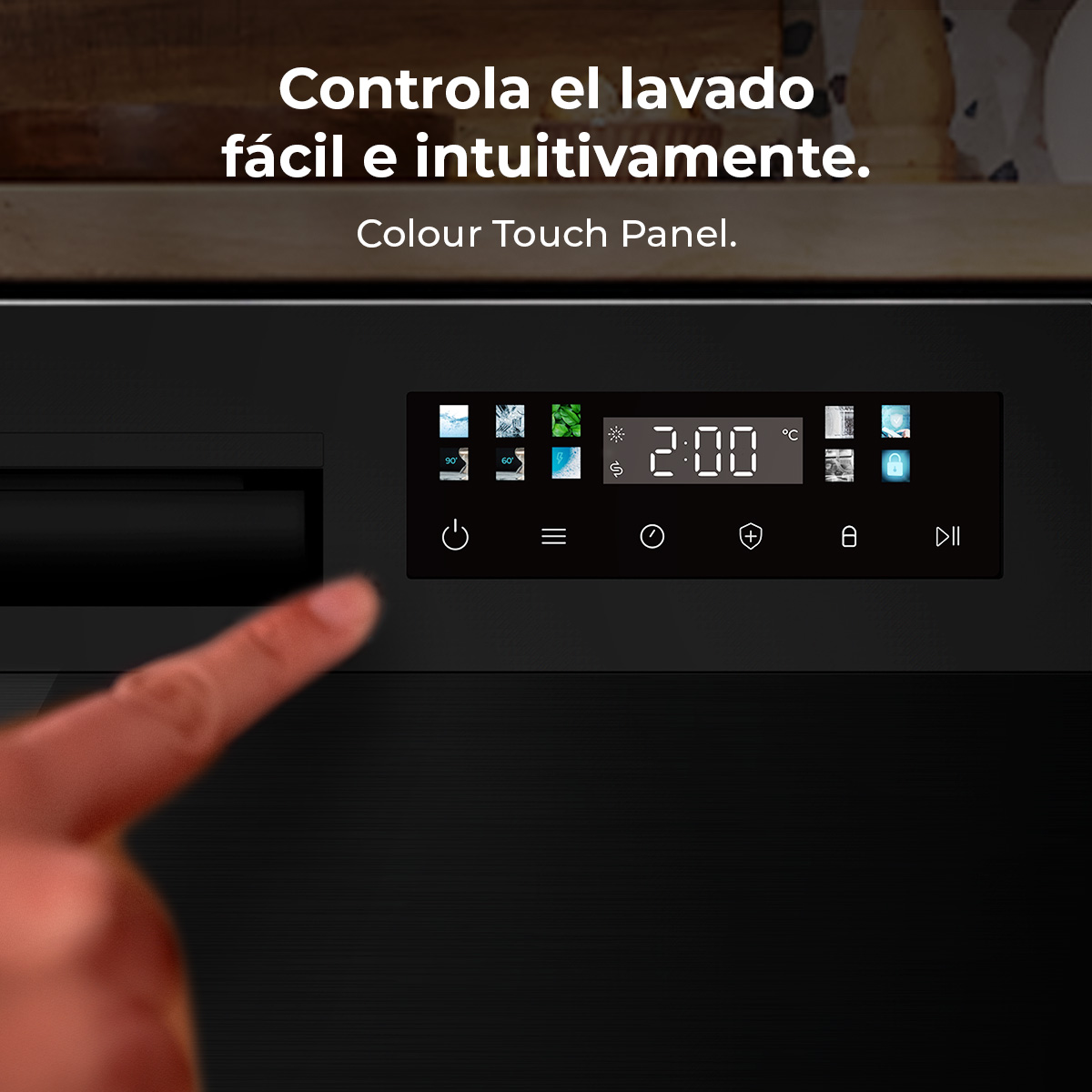 Una mano toca un panel táctil negro con iconos y una pantalla digital que muestra '2:00'. El panel está en un electrodoméstico negro.