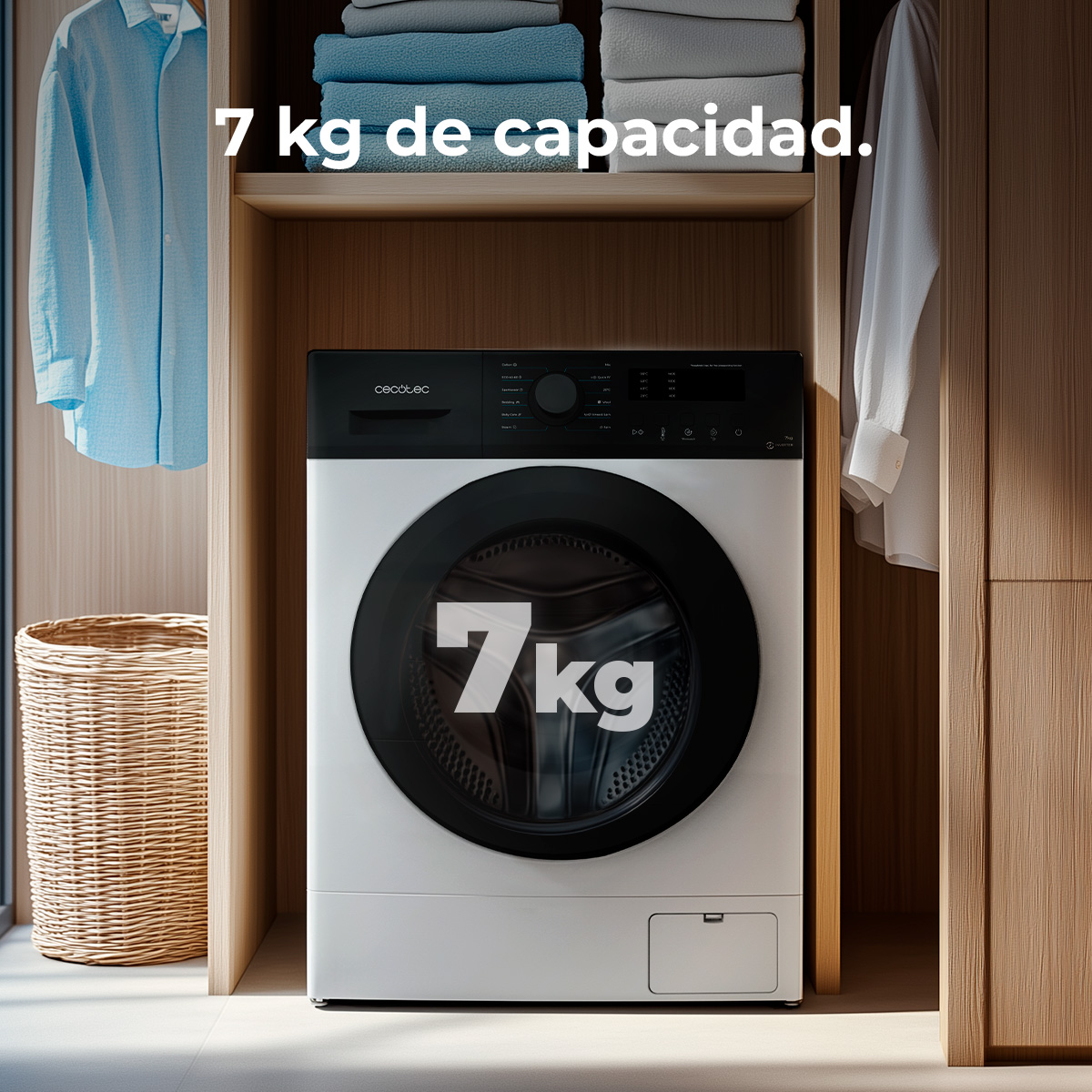 Biała pralka z czarnymi drzwiami, w drewnianej szafie, z ubraniami wiszącymi po obu stronach i wiklinowym koszem po lewej.