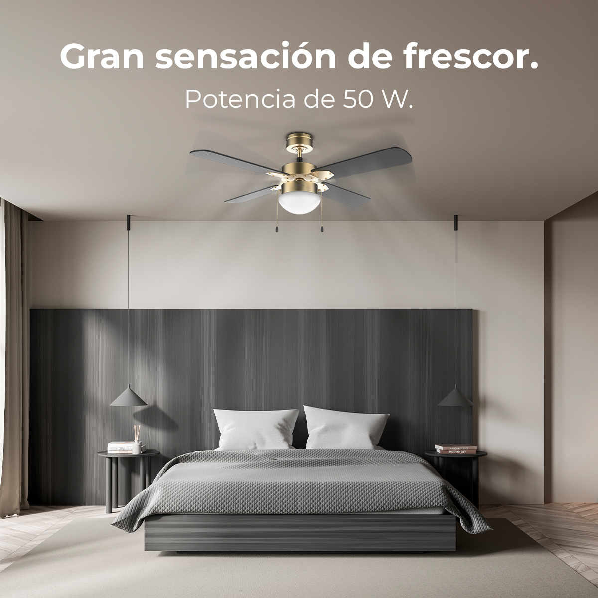 Schlafzimmer mit Deckenventilator. Bett mit weißen Kissen und grauer Decke. Zwei Nachttische mit Lampen. Dunkle Holzverkleidung.
