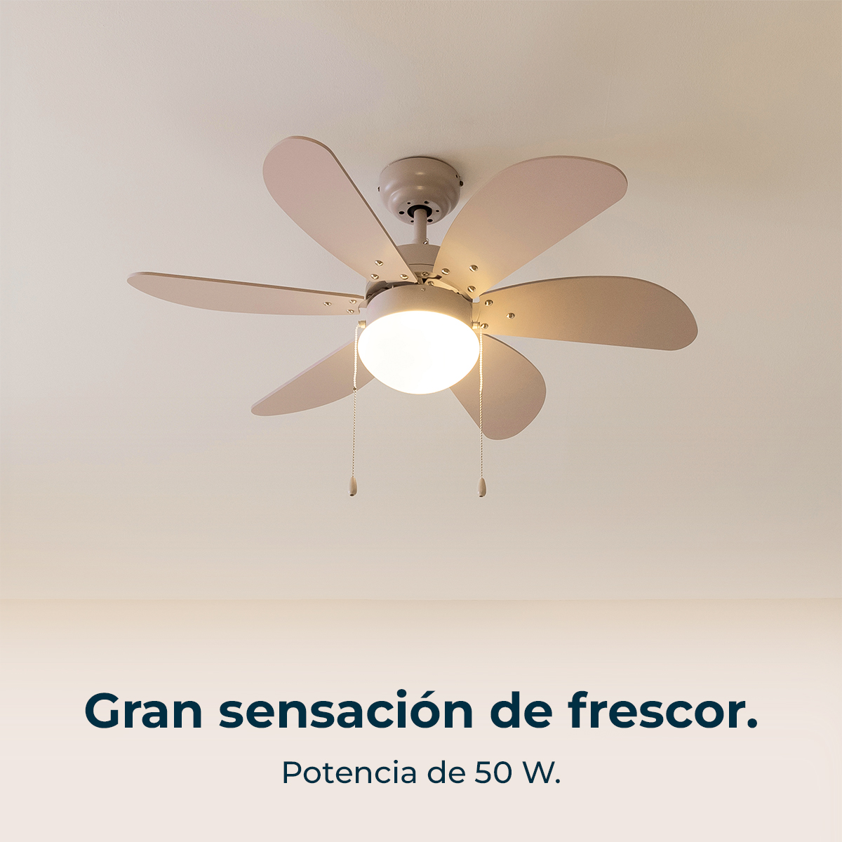 Ventilatore da soffitto con sei pale rosa chiaro e luce centrale. Testo sottostante: 'Grande sensazione di freschezza. Potenza 50 W'.