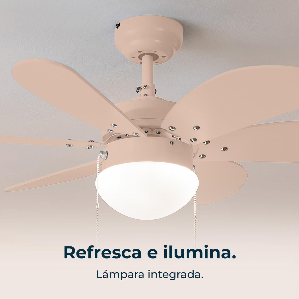 Ventilatore da soffitto beige con luce. Le pale sono curve. Una lampadina bianca è appesa sotto. Testo: Rinfresca e illumina.
