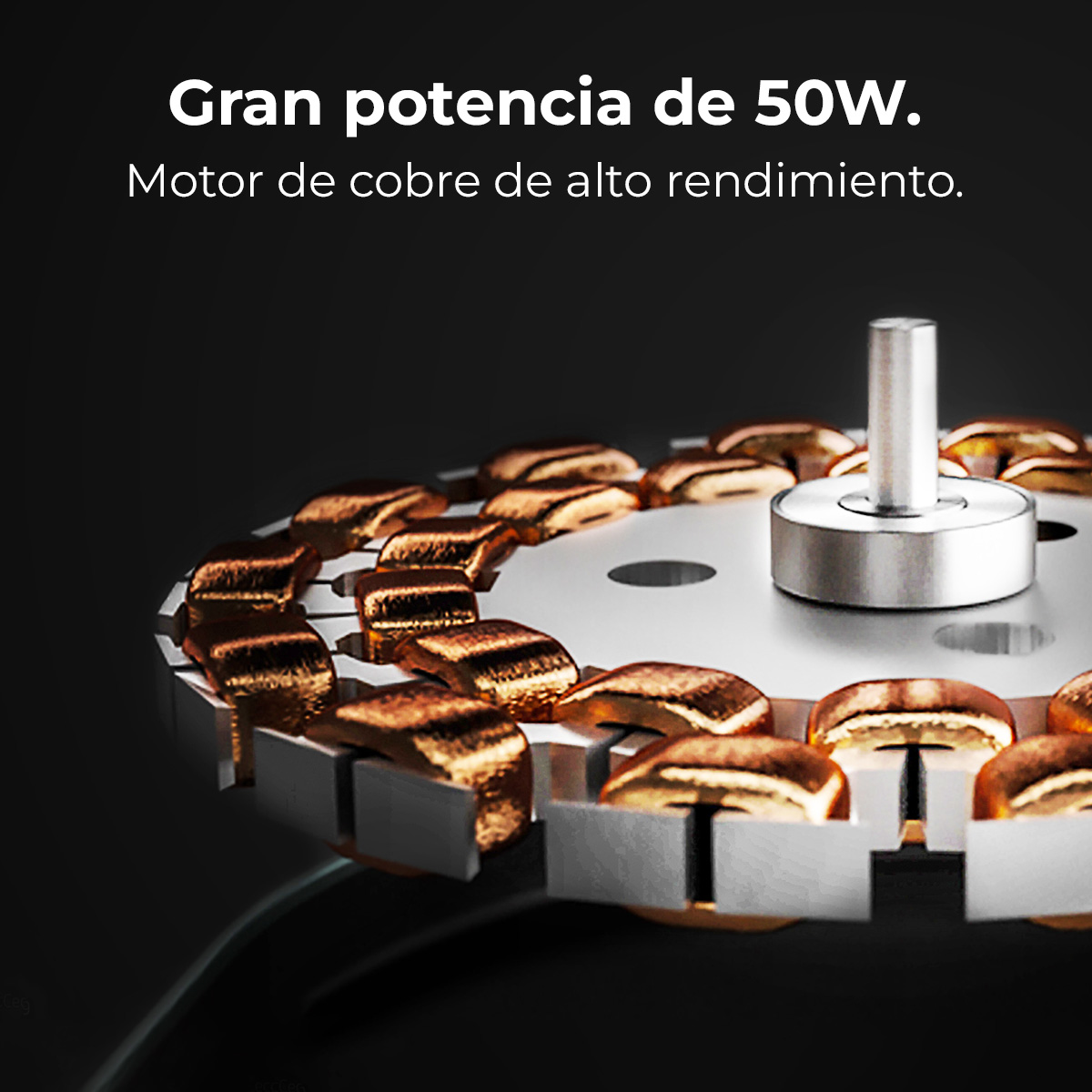 Zbliżenie silnika wentylatora, cewki miedziane, srebrny środek i tekst: 'Gran potencia de 50W. Motor de cobre de alto rendimiento.'