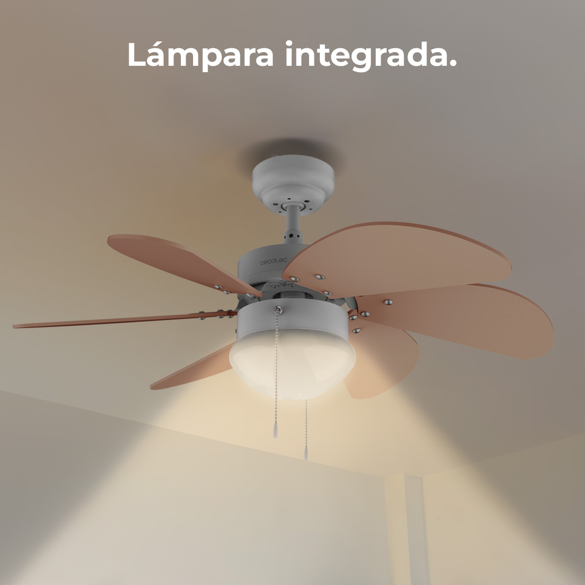 Wentylator sufitowy z wbudowanym światłem. Wentylator ma pięć drewnianych łopatek i białą podstawę. Światło jest włączone i rzuca ciepłą poświatę.