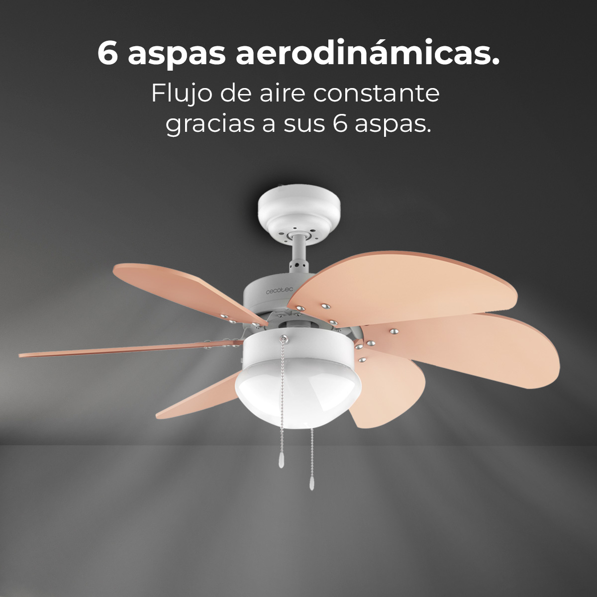Biały i miedziany wentylator sufitowy z sześcioma łopatkami. Ma oprawę oświetleniową i łańcuch. Tło jest ciemnoszare.