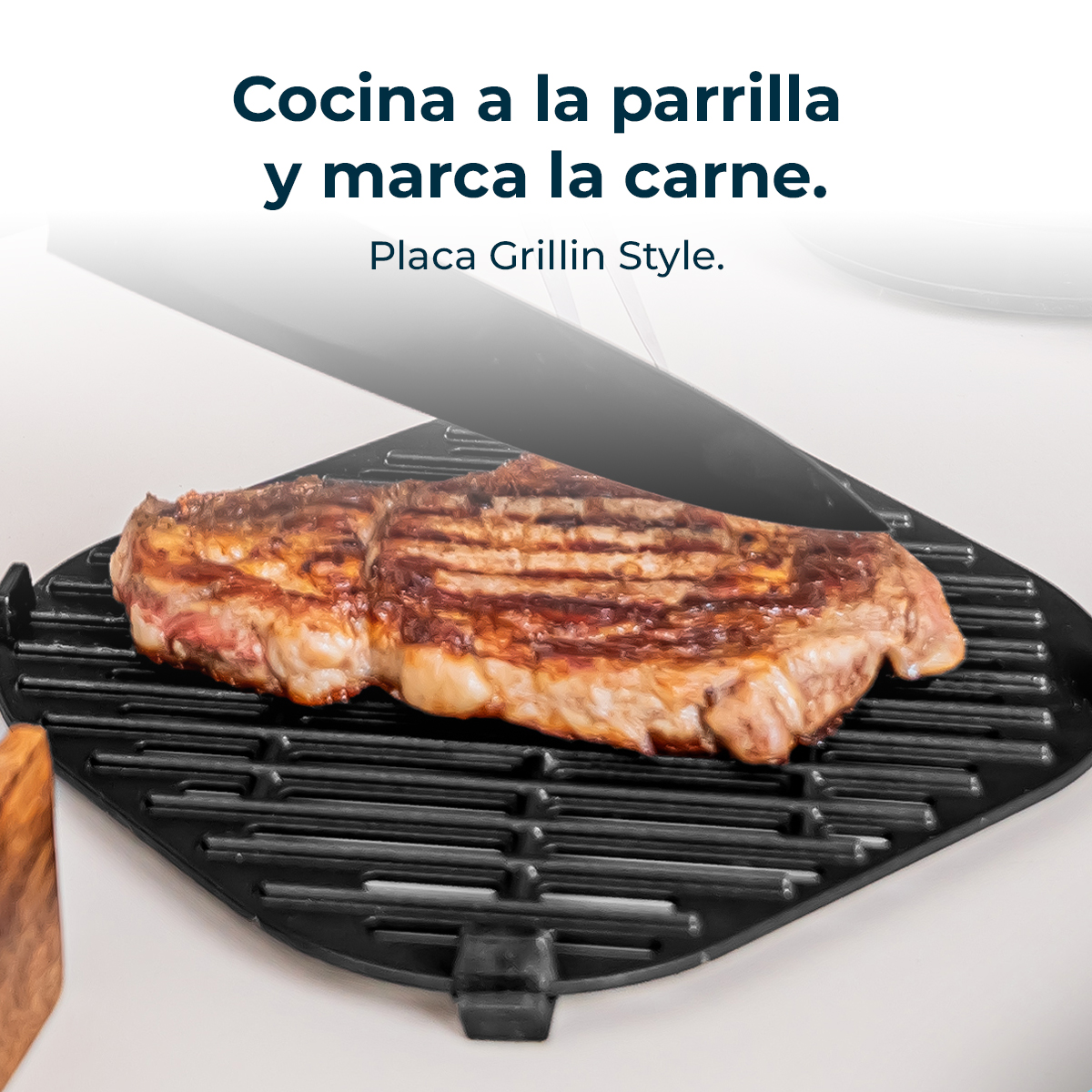 Grillowany stek na czarnej patelni grillowej. Tekst: Gotuj na grillu i oznacz mięso. Placa Grillin Style.