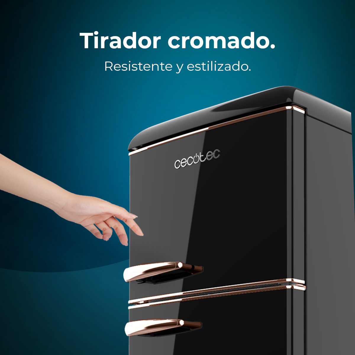 Una mano se acerca a un frigorífico negro con detalles dorados. El texto dice: Tirador cromado. Resistente y estilizado.