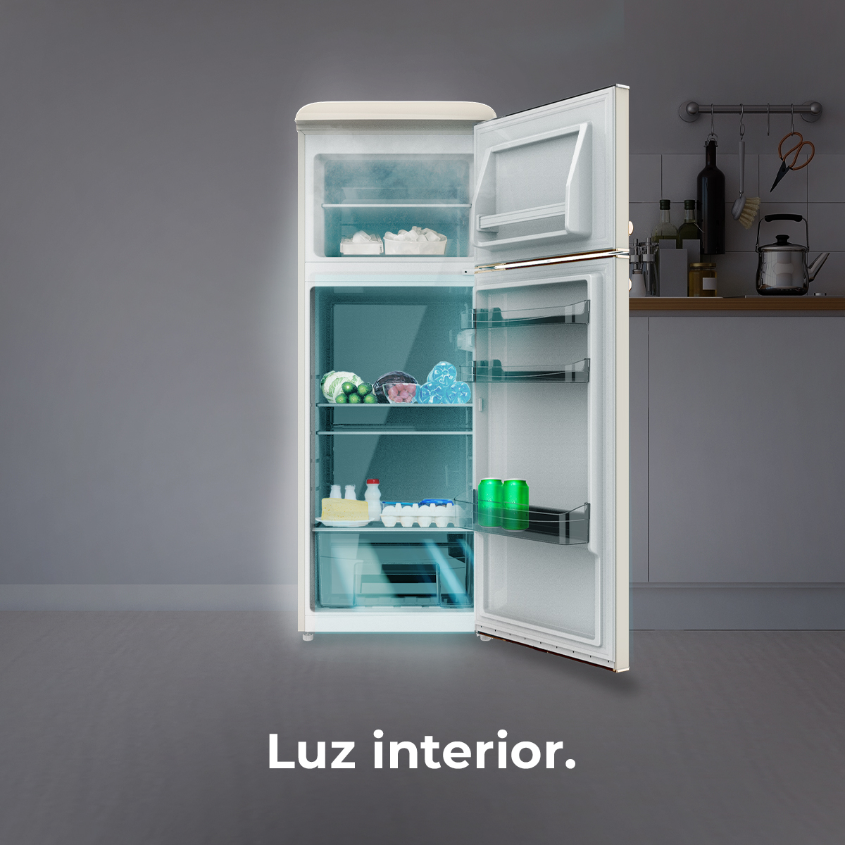 Otwarta lodówka z podświetlanym wnętrzem. W środku jedzenie: jajka, ser, warzywa i napoje. Tło kuchni.