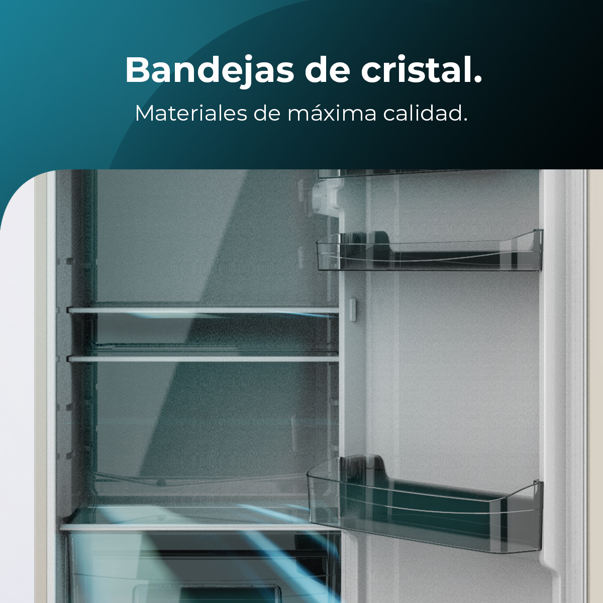 Otwarty wnętrze lodówki ze szklanymi półkami. Tekst: Szklane tace. Materiały najwyższej jakości.