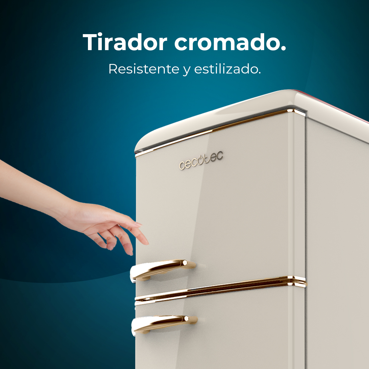 Kremowa lodówka ze złotymi uchwytami. Ręka sięga po drzwi. Tekst: "Tirador cromado. Resistente y estilizado."