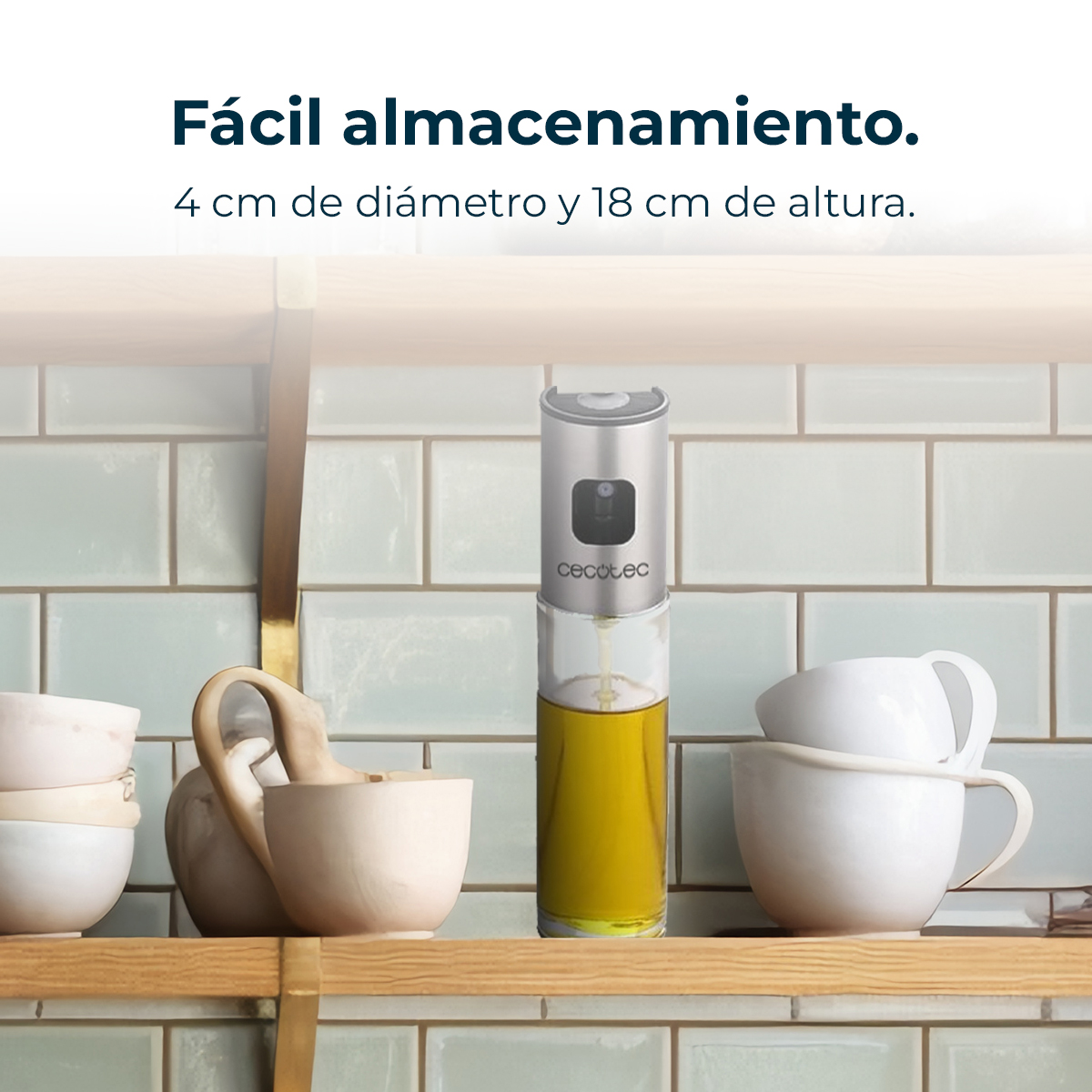 Una escena de cocina con un dispensador de aceite de metal y vidrio, otros utensilios de cocina de cerámica, todo sobre una estantería de madera.