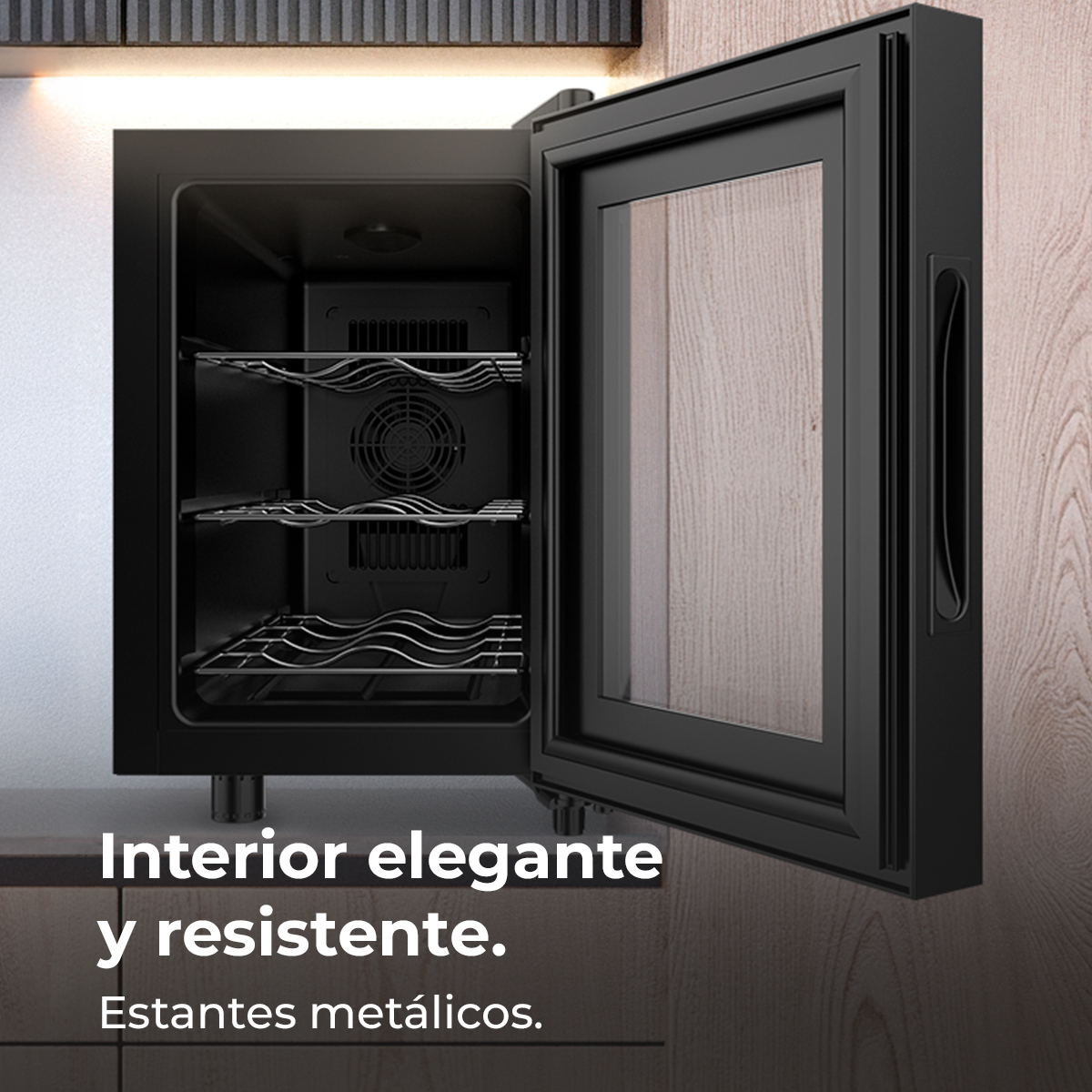 Mini-frigo nero con porta aperta. Ripiani in metallo all'interno. Sfondo in legno.