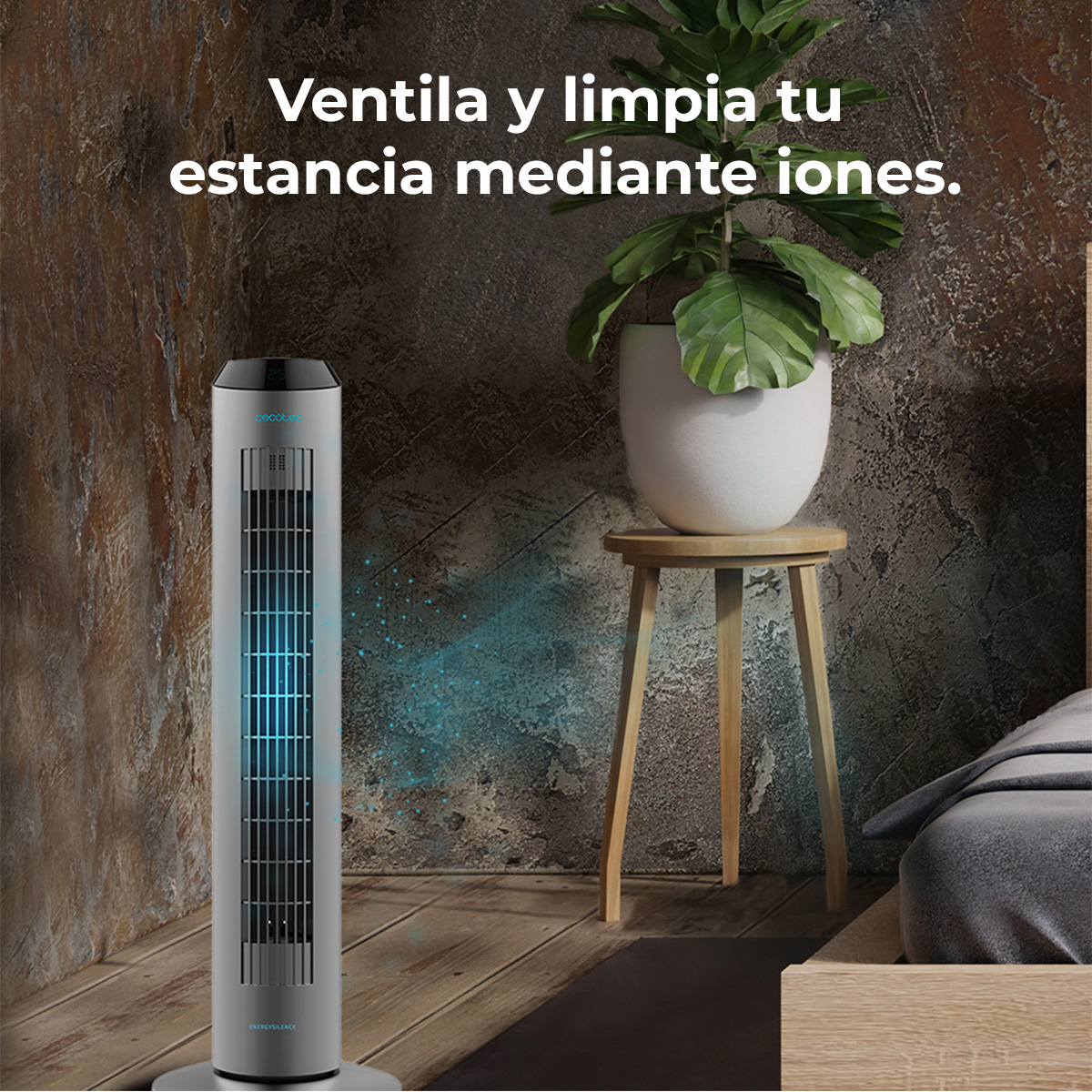 Szary wentylator wieżowy, biała roślina doniczkowa na drewnianym stołku i łóżko w pokoju.