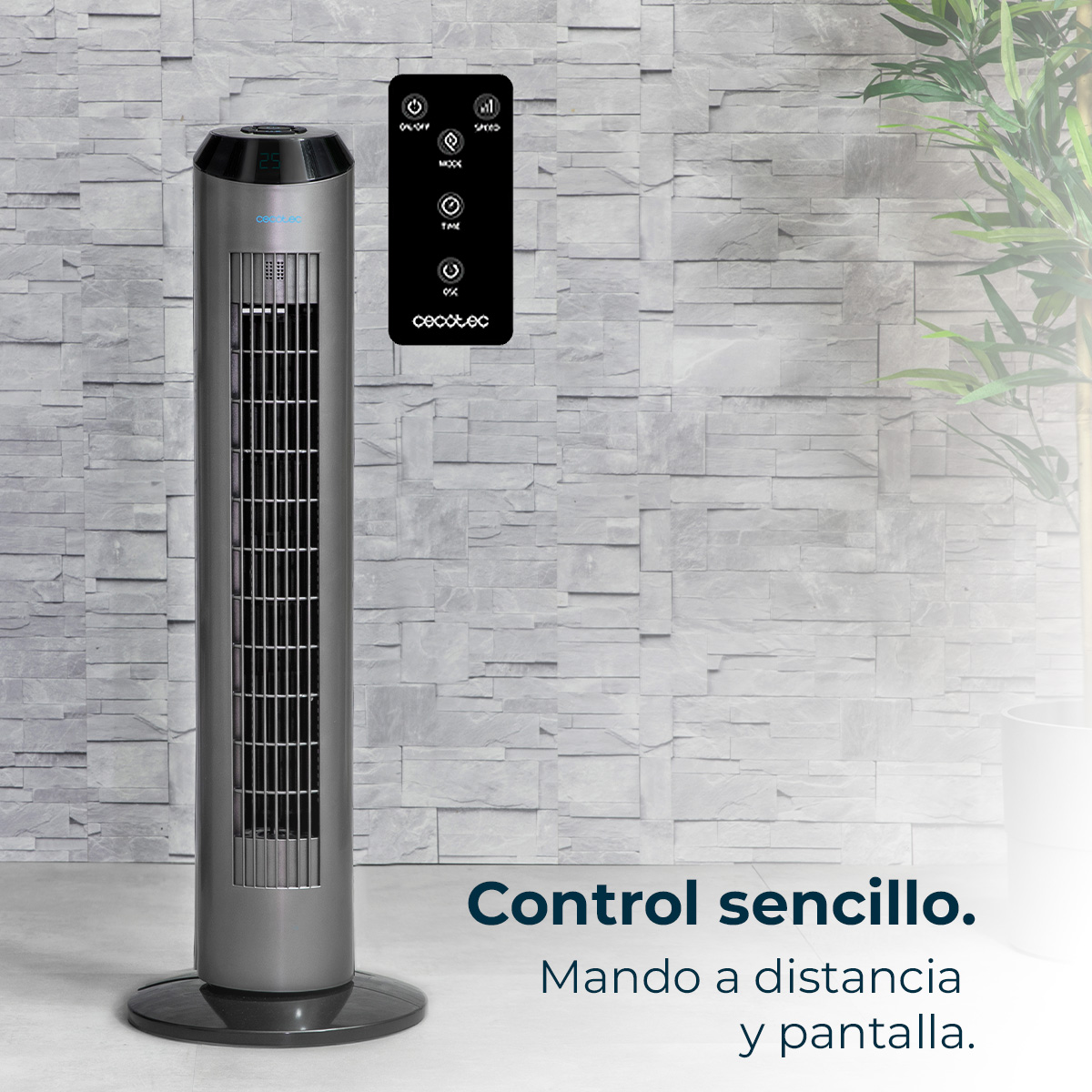 Szary wentylator wieżowy z pilotem, na tle teksturowanej szarej ściany. Tekst: Proste sterowanie. Pilot i wyświetlacz.