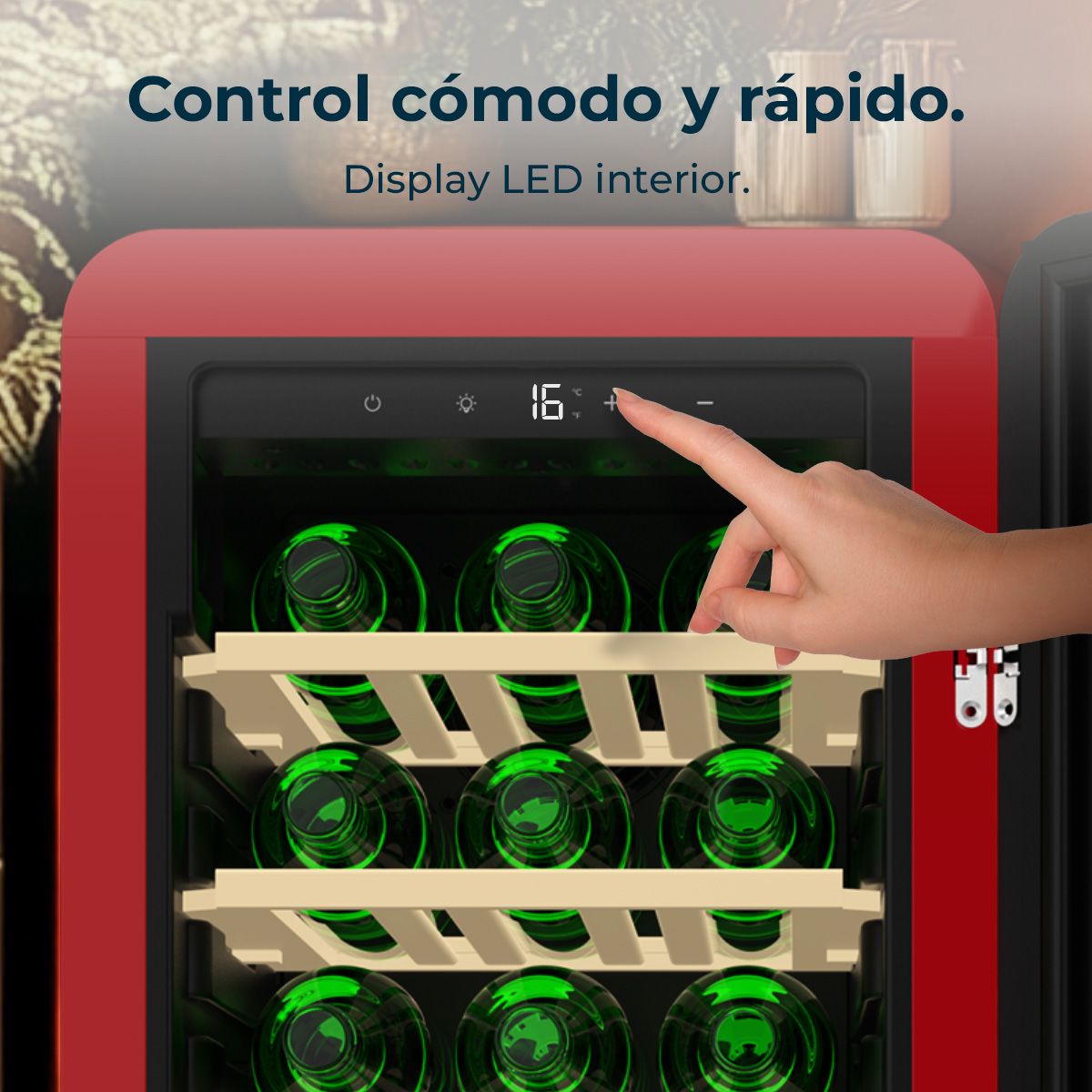 Una mano tocca un pulsante più sul display di una cantinetta. Bottiglie all'interno. Frigorifero rosso con testo: Control cómodo y rápido.