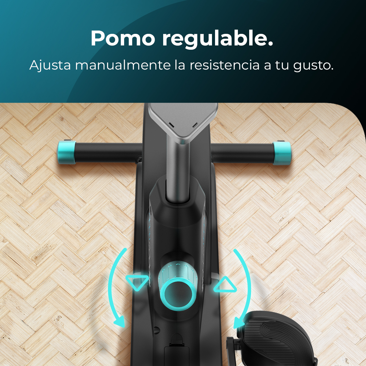 Bicicleta estática con perilla ajustable. Detalles turquesa sobre marco negro. Fondo de suelo de madera. Flechas indican ajuste.