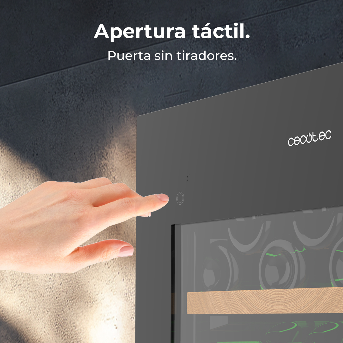 Una mano toca un botón en un electrodoméstico negro. El aparato tiene una puerta de cristal con botellas visibles. Texto: 'Apertura táctil'.