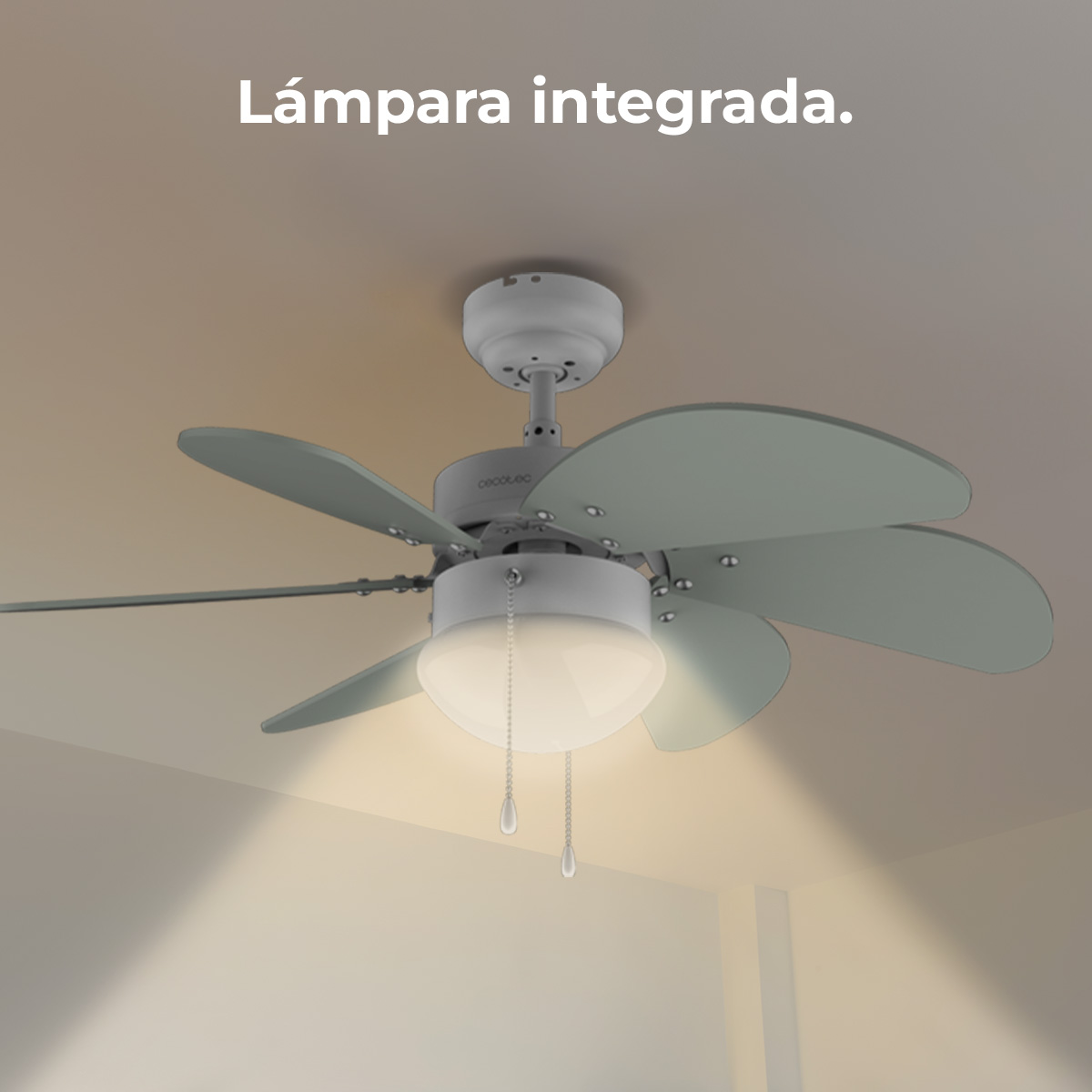 Wentylator sufitowy z wbudowanym światłem. Łopatki są niebiesko-zielone, światło jest włączone i wisi na białym suficie.