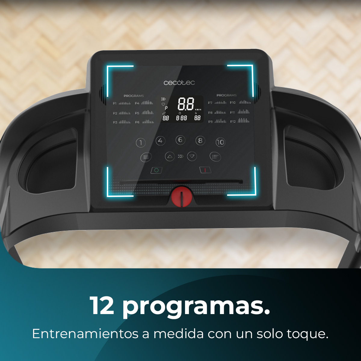 Panel sterowania bieżni wyświetla numery i opcje programu. Ma czerwony przycisk i markę 'Cecotec'. Tło jest drewniane.