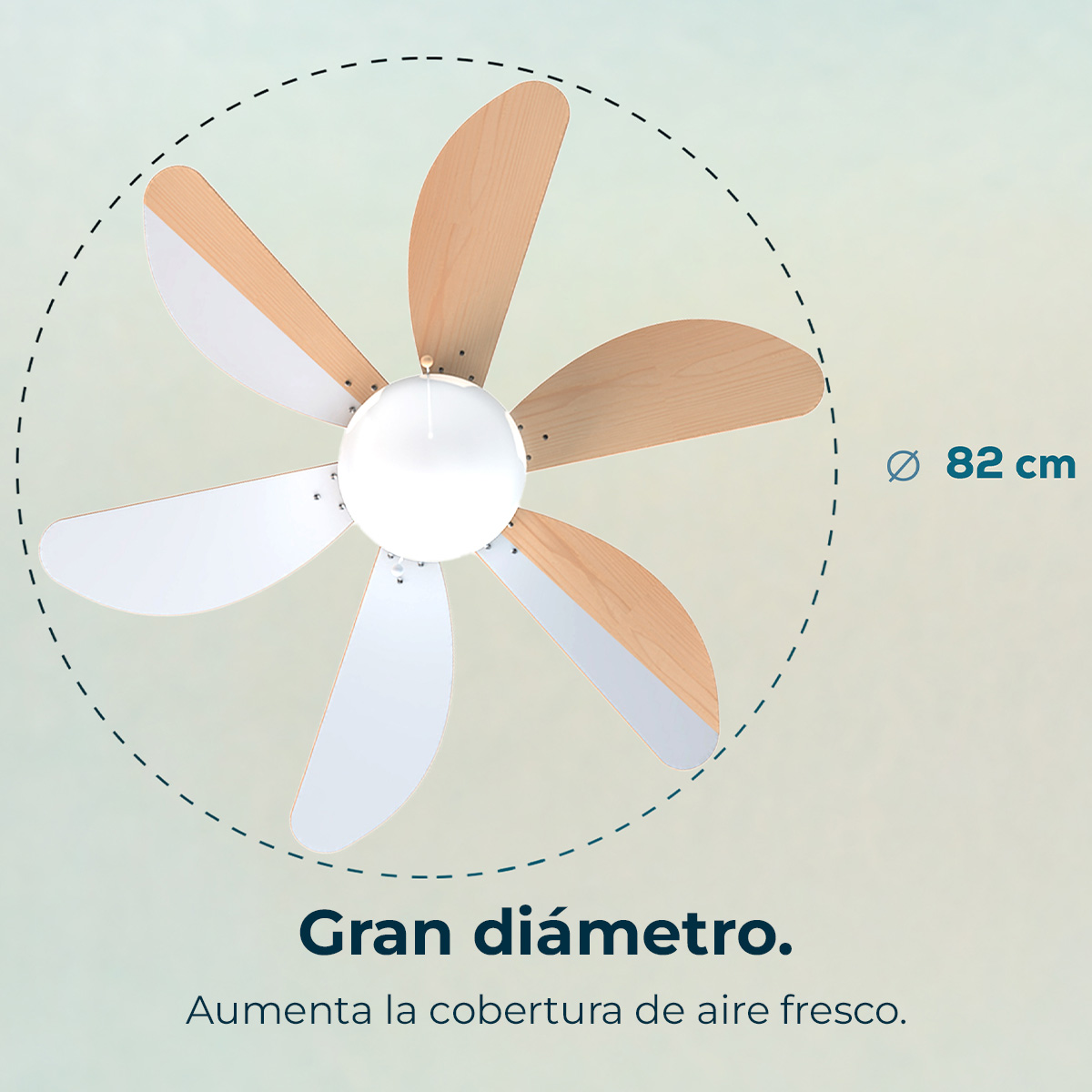 Wentylator sufitowy z sześcioma łopatkami, naprzemiennie białe i w kolorze drewna. Ma białą centralną piastę. Średnica wynosi 82 cm.