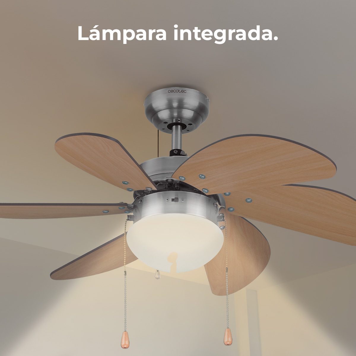 Wentylator sufitowy z drewnianymi łopatkami i zintegrowaną oprawą oświetleniową. Wentylator jest srebrny, światło białe, a łopatki brązowe.