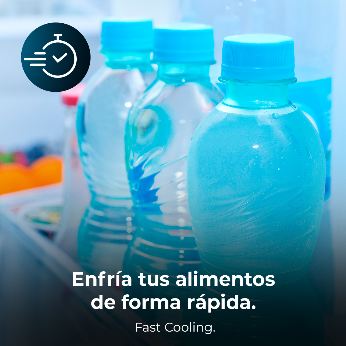 Bottiglie d'acqua con tappi blu, in un frigorifero. Testo: 'Raffreddamento rapido'.