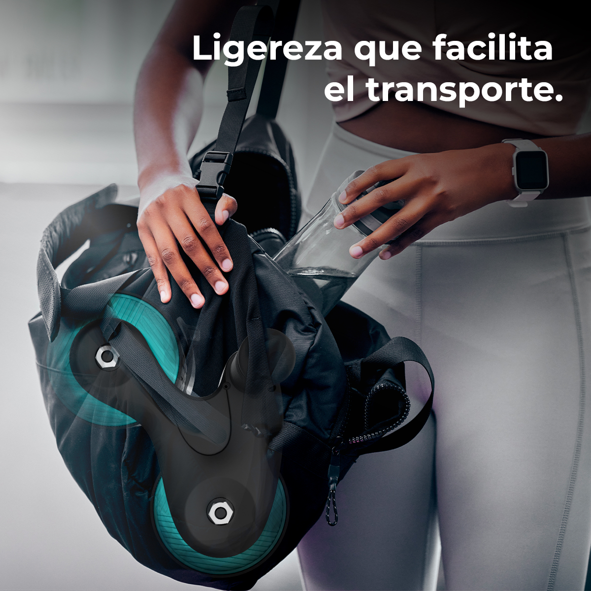 Persona mette bottiglia d'acqua in borsa sportiva nera, con dispositivo a rullo. Il testo dice: 'Leggerezza che facilita il trasporto'.
