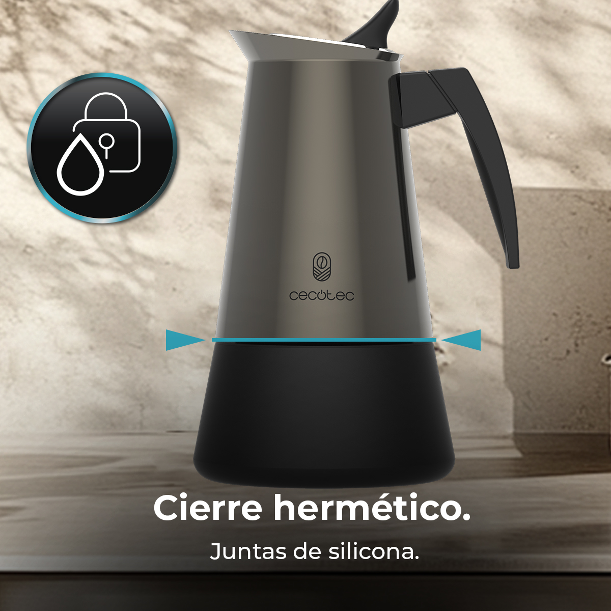 Una cafetera metálica con base y asa negras. Se ve un logotipo y un sello con símbolo de cerradura.