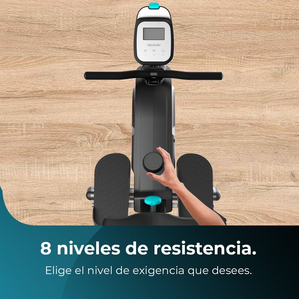 Una máquina de remo con la mano de una persona ajustando una perilla. La máquina es negra y gris, sobre fondo de madera. Texto abajo.