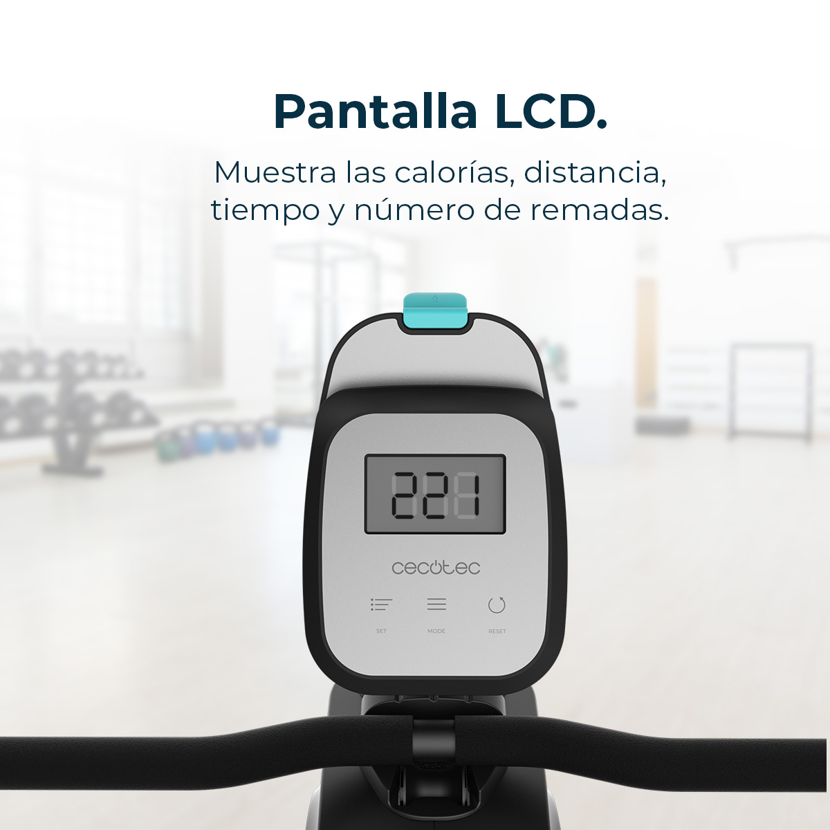 Primer plano de una pantalla LCD que muestra 221 en una máquina de remo. Muestra calorías, distancia, tiempo y número de brazadas.
