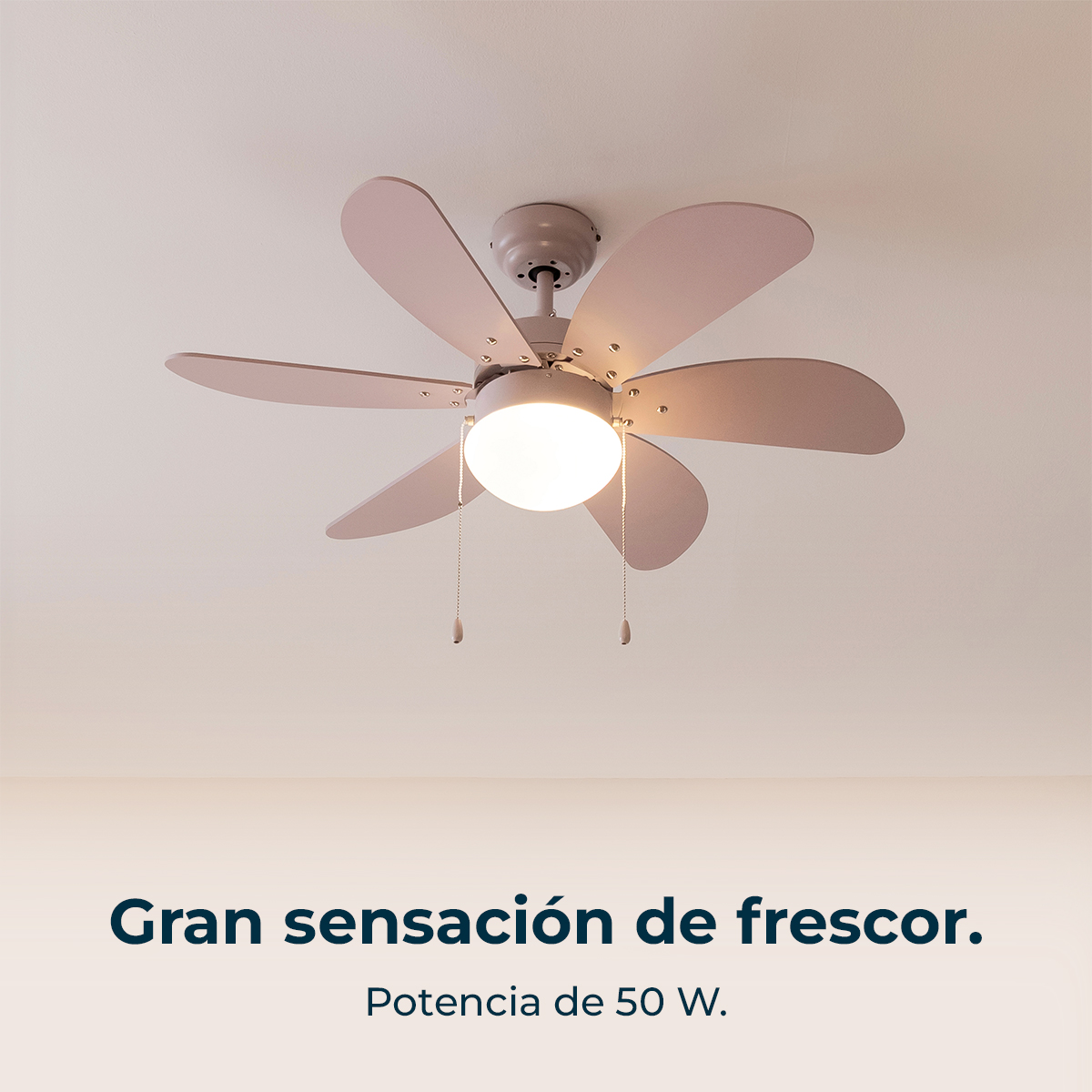 Un ventilatore a soffitto con sei pale rosa pallido e un apparecchio di illuminazione centrale è montato su un soffitto bianco.