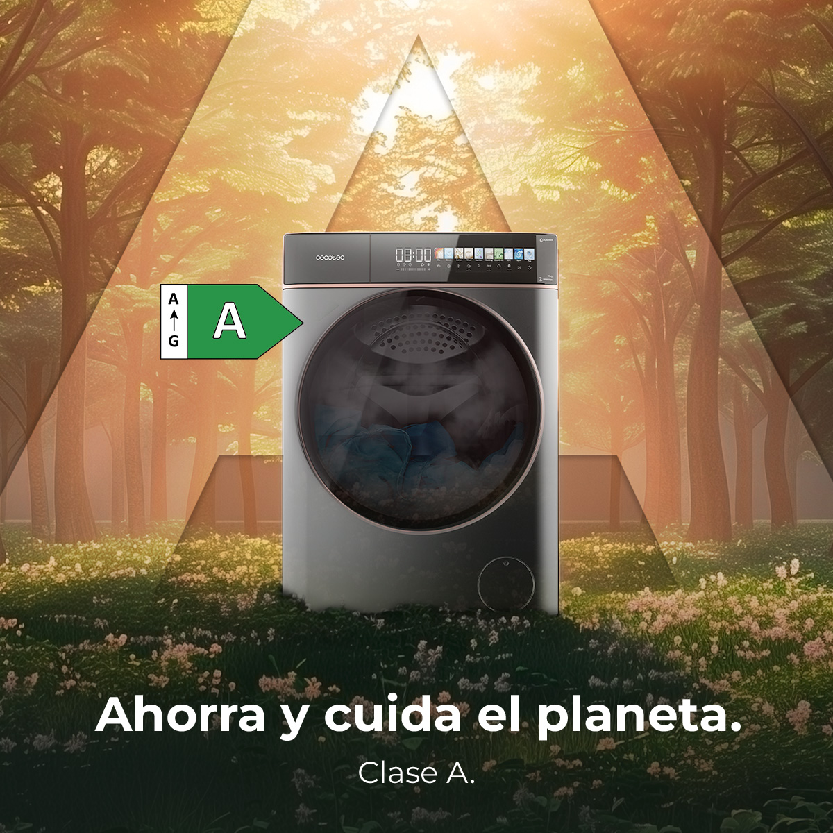 Lavatrice con vestiti all'interno, in un ambiente forestale. Etichetta di efficienza energetica A. Testo: Risparmia e prenditi cura del pianeta. Classe A.