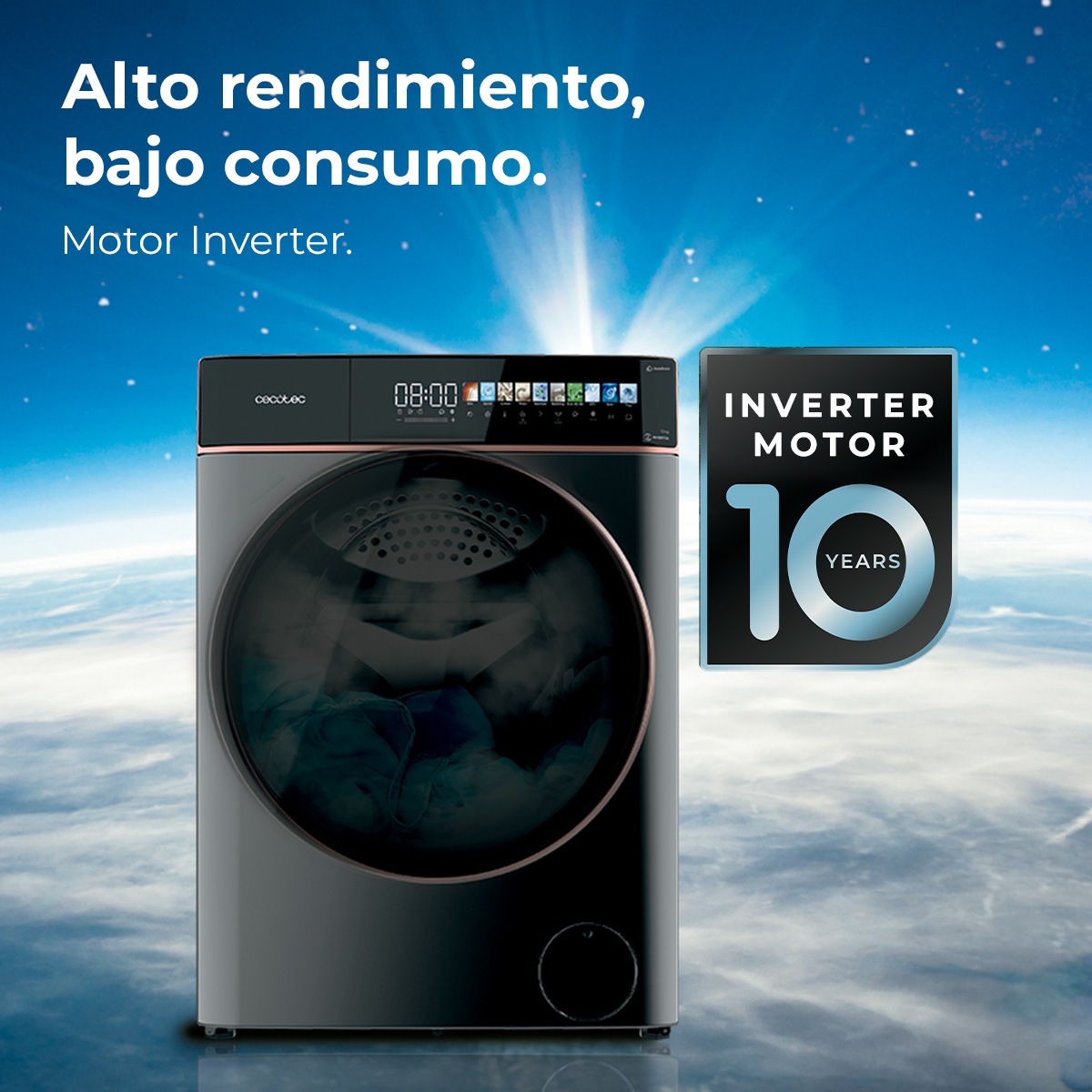 Una lavatrice con la scritta 'Alto rendimiento, bajo consumo. Motor Inverter' di fronte a un cielo blu. C'è una garanzia di 10 anni.