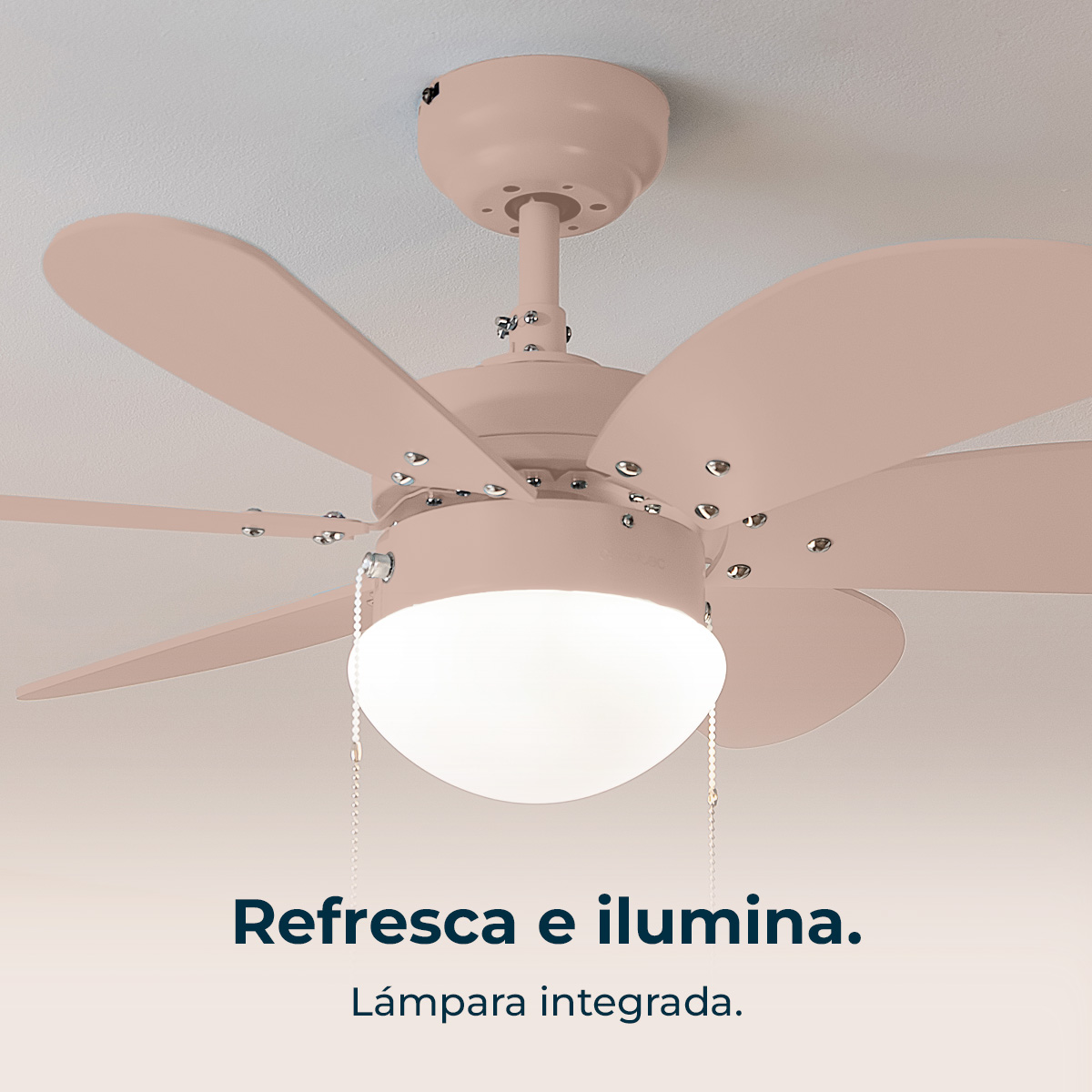 Un ventilatore da soffitto rosa con luce, montato su un soffitto bianco. Le pale del ventilatore sono curve. Testo: 'Rinfresca e illumina. Lampada integrata.'