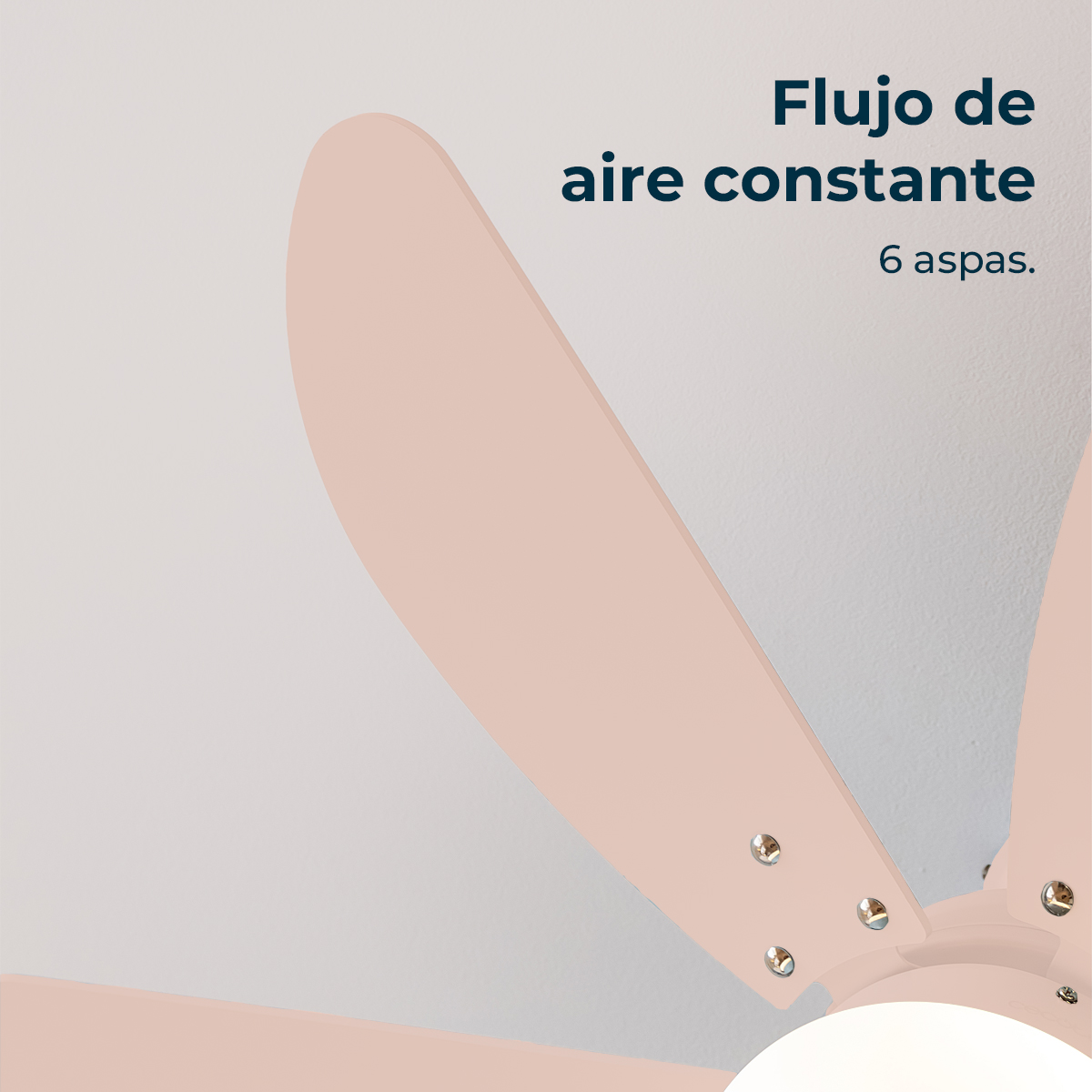 Un ventilatore a soffitto con sei pale rosa pallido. Il testo recita 'Flujo de aire constante' e '6 aspas'.