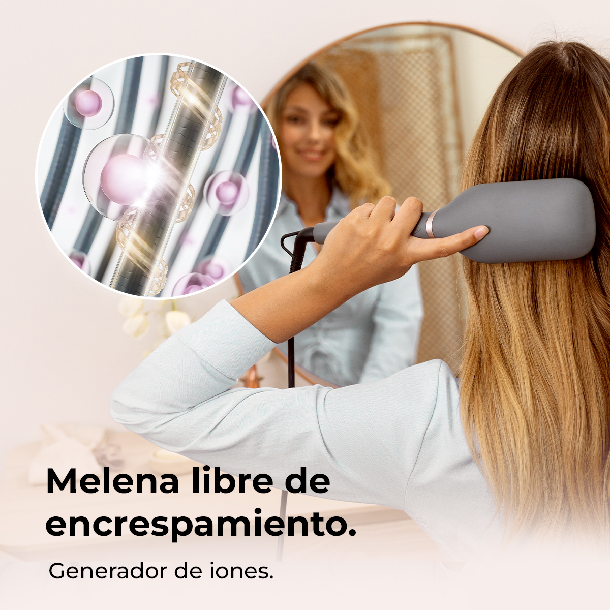 Una donna usa una piastra grigia per capelli, riflessa in uno specchio. Una ciocca di capelli ingrandita mostra la tecnologia.