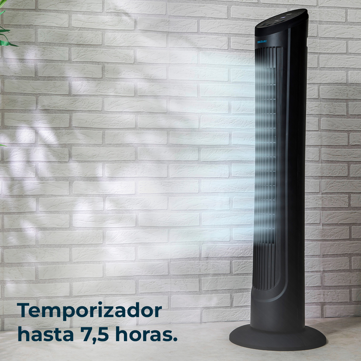 Czarny wentylator wieżowy z białym przepływem powietrza po prawej stronie. W tle biała ceglana ściana. Tekst mówi Timer do 7,5 godzin.