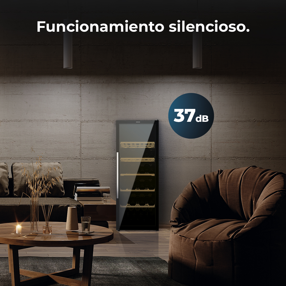 Un salón moderno con una vinoteca. Mesa redonda con vela. Sofá y sillón puf marrón también presentes.