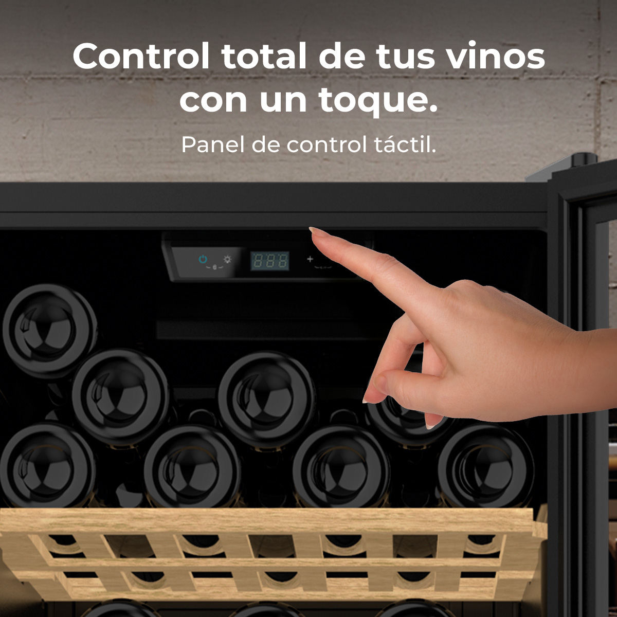 Una mano señala el panel de control de una vinoteca. La nevera contiene botellas de vino en estantes de madera.