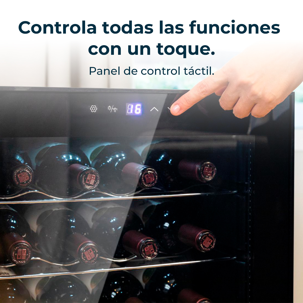 Una mano tocca il pannello di controllo di una cantinetta. All'interno, sono visibili bottiglie di vino. Il testo dice: 'Controlla tutte le funzioni con un tocco'.