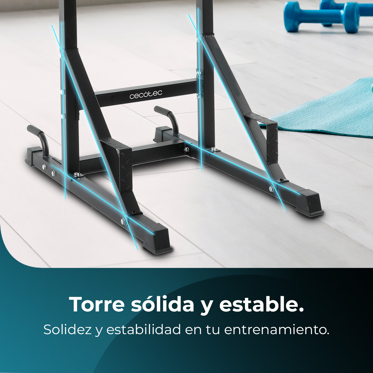 Rack per sollevamento pesi nero con dettagli blu. Sullo sfondo, manubri blu e un tappetino su pavimento in legno.