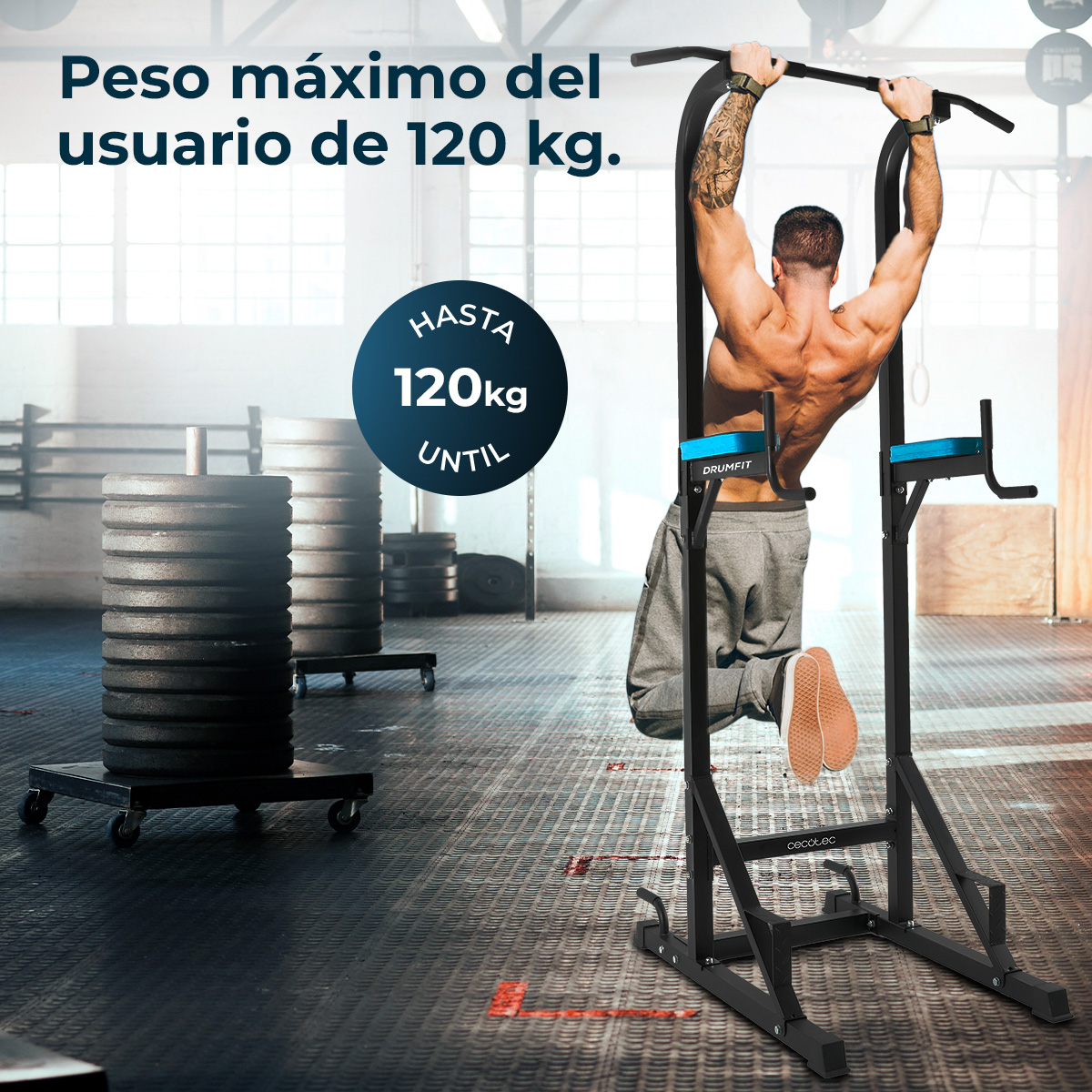 Uomo che fa trazioni su una stazione di allenamento nera e blu. Pesi sullo sfondo, il testo indica peso massimo di 120 kg.