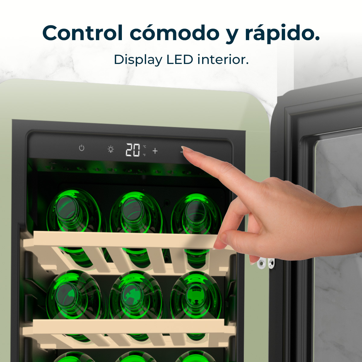 Una mano tocca un pulsante più su un refrigeratore per vino. All'interno, sono visibili bottiglie verdi. Il refrigeratore è aperto.