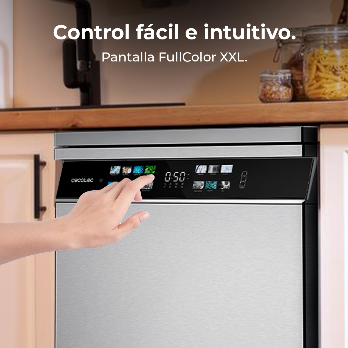 Dłoń dotyka panelu sterowania zmywarki. Wyświetlacz pokazuje ikony i timer. Tło zawiera elementy kuchenne i tekst.